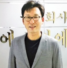 [프랜차이즈 CEO 인터뷰] 이신천 매드후라이치킨 대표 "독특한 콘셉트의 인테리어가 매력…가맹 90%가 동네상권 1등 치킨점"