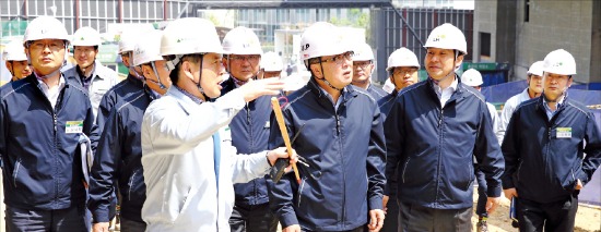 서울 강남 보금자리지구 아파트 공사현장을 방문한 이재영 LH 사장이 직원들과 함께 현장을 점검하고 있다. LH 제공
 