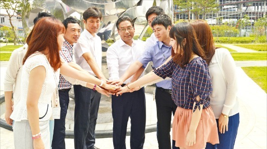 허엽 한국남동발전 사장(가운데)이 직원들과 실질적인 경영 정상화 달성을 다짐하고 있다. 한국남동발전 제공