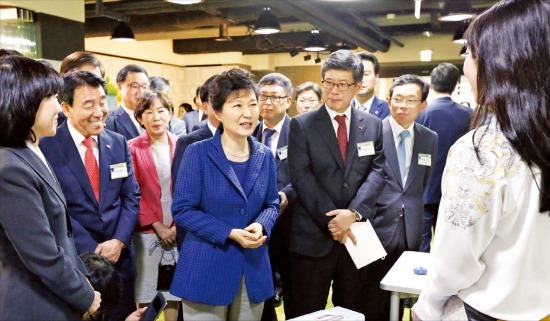 SK는 대전창조경제혁신센터에 ‘디자인 싱킹’ 공간을 마련해 벤처기업들이 창의적 아이디어를 체계적으로 사업화할 수 있도록 지원하기로 했다. 지난 10일 대전창조센터 출범식에 참석한 박근혜 대통령과 김창근 SK수펙스추구협의회 의장(왼쪽 두 번째)이 입주업체인 더에스 직원으로부터 디자인 싱킹 활용사례에 대한 설명을 듣고 있다. SK 제공