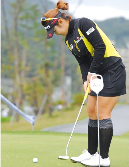 [Golf] 윤슬아 프로의 원포인트 레슨 "퍼팅할 때 머리 고정하는 게 가장 중요…같은 템포로 반복 스트로크 훈련을"