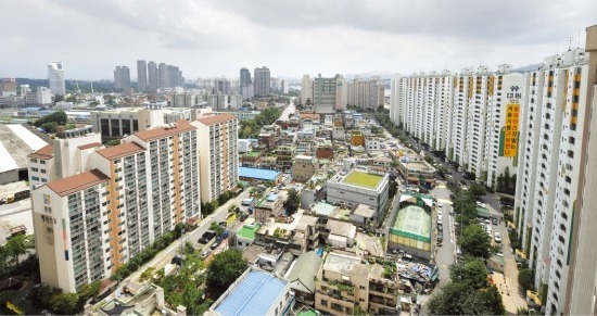 지난해 10월 용산국제업무지구에서 해제된 지 1년이 지난 서울 서부이촌동 아파트·단독주택 지역은 계속되는 주민 갈등으로 인해 서울시 개발계획까지 늦어지고 있다. 한경DB