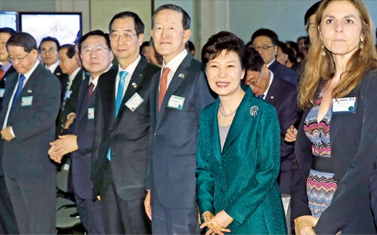  박근혜 대통령이 15일 이탈리아 밀라노에서 열린 한·이탈리아 경제협력포럼에 참석해 사회자의 발언을 들으며 웃고 있다. 오른쪽부터 리치아 마티올리 이탈리아경제인연합회 국제투자위원회 위원장, 박 대통령, 허창수 전국경제인연합회 회장, 한덕수 무역협회 회장, 김기문 중소기업중앙회 회장. 연합뉴스