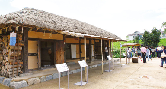 해미읍성에 재현된 옛 초가집. 