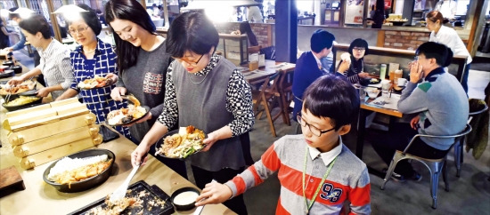 CJ푸드빌이 운영하는 대형 한식 뷔페 계절밥상 올림픽공원점에서 손님들이 음식을 담고 있다. 정동헌 기자 dhchung@hankyung.com