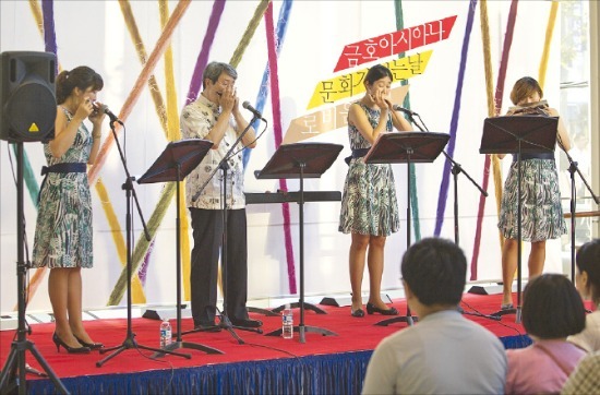 하모니카 연주단 ‘모던 하모니카 앙상블’이 지난 7월 로비음악회 공연을 하고 있다. 금호아시아나그룹 제공
 