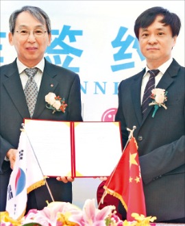 정일재 LG생명과학 사장(왼쪽)이 왕웨이 웨이젠의약그룹 회장과 조인식 뒤 기념촬영하고 있다. LG생명과학 제공