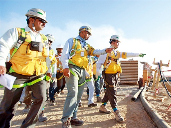 두산중공업 직원들이 사우디아라비아에 건설 중인 라빅2 화력발전소 건설현장을 살펴보고 있다. 두산 제공
 