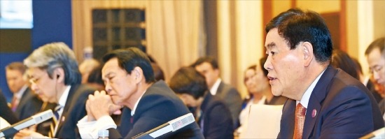 최경환 부총리 겸 기획재정부 장관(오른쪽)이 22일 중국 베이징 댜오위타이에서 열린 ‘2014 아시아태평양경제협력체(APEC) 재무장관회의’에서 구조개혁과 수요 진작을 통해 세계 경제의 저성장을 탈출해야 한다는 주제로 기조연설을 하고 있다. 기획재정부 제공