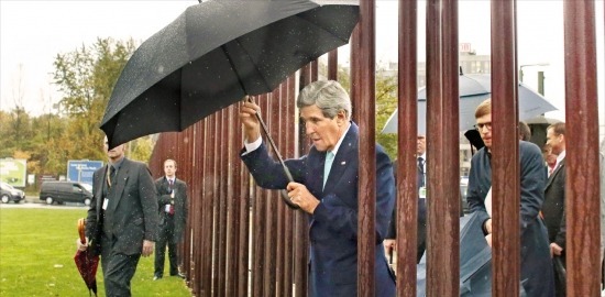 베를린 장벽 기념관 방문한 존 케리 美 국무장관