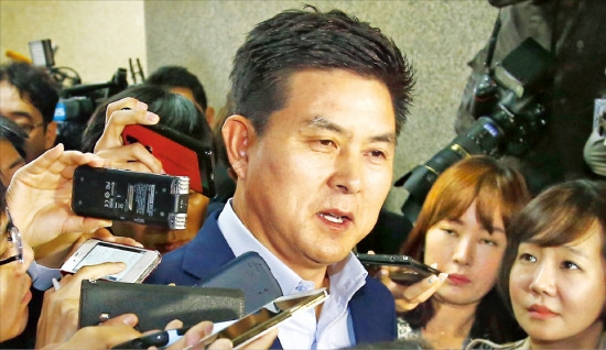 김태호 새누리당 최고위원이 23일 국회에서 최고위원직 사퇴 의사를 밝힌 뒤 기자들의 질문에 답하고 있다. 연합뉴스