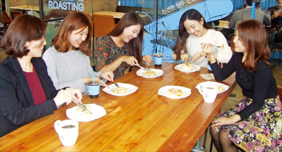 서울 청담동 카페베네 직영매장에서 직장인들이 간단한 아침 식사를 즐기고 있다.  ♣♣카페베네 제공 