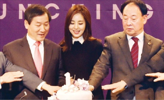 유정복 인천시장(왼쪽부터)과 전속모델 한채아, 노경수 인천시의회 의장이 ‘어울’ 론칭 축하 케이크를 자르고 있다. 인천시 제공