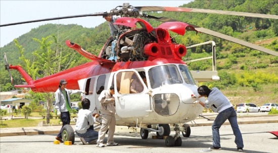 한국폴리텍대 항공캠퍼스 항공정비과 학생들이 실습용 헬리콥터 ‘Mi-2’에서 실습을 하고 있다. 한국폴리텍대 제공