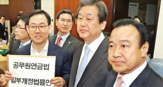 새누리당의 이완구 원내대표(오른쪽부터)와 김무성 대표, 주호영 정책위원회 의장 등이 28일 국회 의안과에 공무원연금법 개정안을 제출하고 있다. 연합뉴스