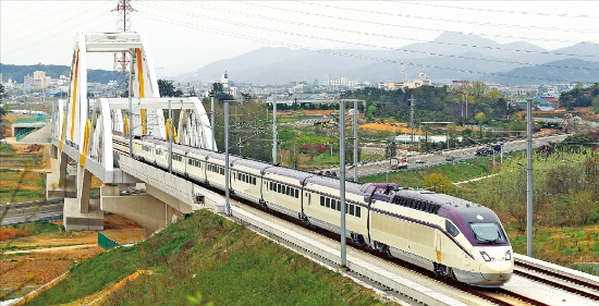 내년 3월 개통예정인 호남고속철도 신형 차량이 시운전을 통해 안전을 확인하고 있다. 한국철도시설공단 제공 