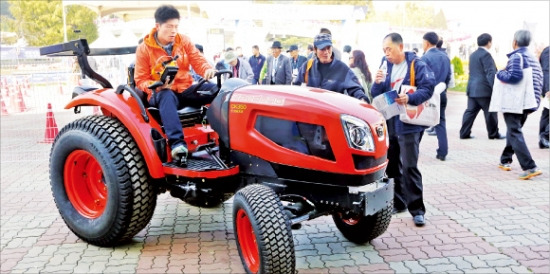 충남 천안삼거리공원에서 29일 개막한 ‘국제농기계자재박람회’에서 대동공업이 순수 전기트랙터를 처음 선보였다. 대동공업 제공