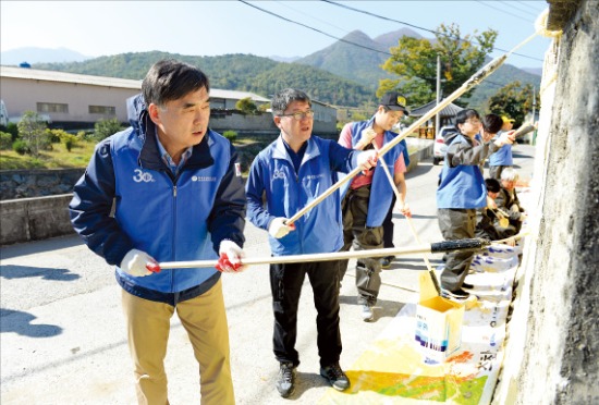 박영범 한국산업인력공단 이사장(왼쪽)과 직원들은 울산시 울주군 상북면 양등마을에서 농촌봉사활동을 펼쳤다. 한국산업인력공단 제공