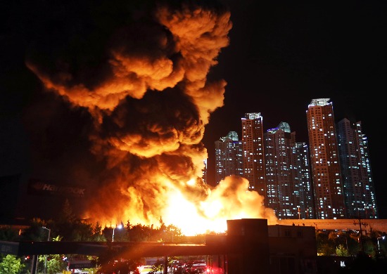 30일 오후 8시 55분께 대전 대덕구 한국타이어 공장에 불이 나 불길이 치솟고 있다. 연합뉴스
