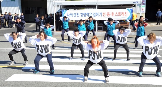 현대차 울산공장이 4일 점심시간을 이용해 직원들을 대상으로 근골격계질환 예방운동 시연회를 선보였다.

 
