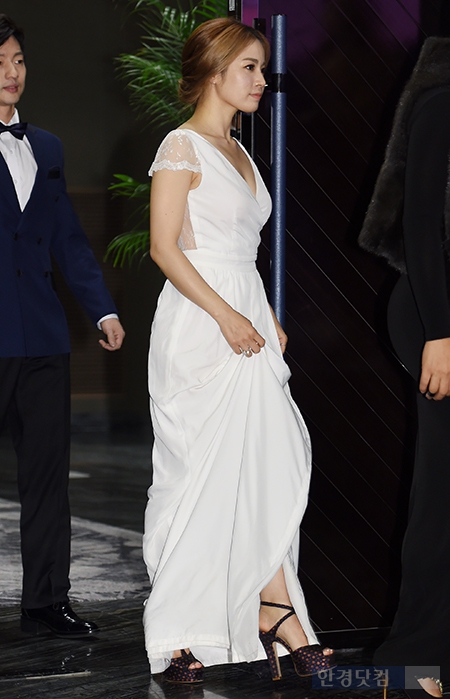 [포토] 김보경, 순백의 드레스에 '반전 섹시미'