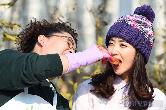 [포토] 김민정, '김치가 너무 커요~'