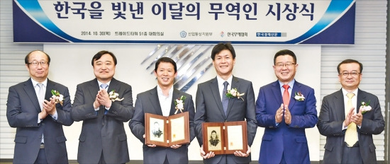 ‘제73회 한국을 빛낸 이달의 무역인’ 시상식이 지난달 30일 서울 삼성동 트레이드타워에서 열렸다. 오른쪽부터 원동진 산업통상자원부 무역정책국장, 오석송 한빛회 회장, 김재윤 서원인텍 대표, 조병구 케이에스피 대표, 안현호 한국무역협회 부회장, 유근석 한국경제신문 부국장. 한국무역협회 제공