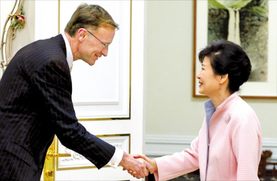 박근혜 대통령이 4일 오후 청와대를 방문한 웬델 윅스 코닝 회장 과 악수하고 있다. 강은구 기자 egkang@hankyung.com