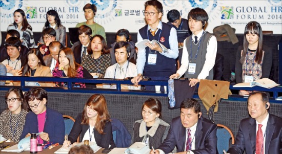 ‘글로벌 인재포럼 2014’가 교육부와 한국경제신문, 한국직업능력개발원 공동 주최로 5일 개막했다. 특별세션2에서  참석자들이 발표를 경청하고 있다. 허문찬 기자 sweat@hankyung.com