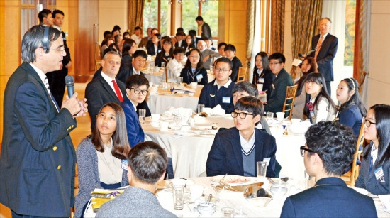 글로벌 인재포럼에 참가한 글로벌 리더들과 차세대 영재 학생들이 6일 서울 쉐라톤그랜드워커힐호텔 애스톤하우스에서 식사를 하면서 대화를 나누고 있다. 김병언 기자 misaeon@hankyung.com
