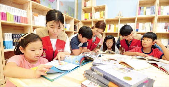 롯데홈쇼핑은 소외지역 아동들에게 학습 공간을 제공하는 도서관을 운영하고 있다. 롯데홈쇼핑 제공 
