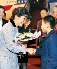 아시아·태평양경제협력체(APEC) 정상회의 참석차 9일 중국 베이징을 방문한 박근혜 대통령이 서우두공항에 도착해 화동에게 꽃을 받고 인사하고 있다. 베이징=강은구 기자