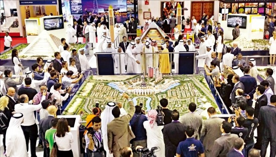 지난 9월 아랍에미리트(UAE) 두바이 국제무역센터에서 열린 ‘시티스케이프 두바이’를 찾은 관람객들이 ‘7대 불가사의 모둠 신도시’ ‘몰 오버 더 월드’ 등이 출품된 전시장을 둘러보고 있다. 이 행사는 사흘간 3만5000여명이 참관했다. 한경DB