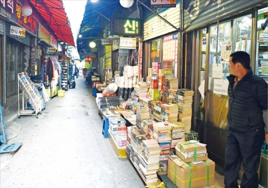 11일 서울 종로6가 대학천 책 도매상가의 한 서점 주인이 한산한 상가 골목을 바라보고 있다. 1980년대 80여개에 달했던 도매 서점수는 최근 10여개로 줄어들었다. 신경훈 기자 nicerpeter@hankyung.com