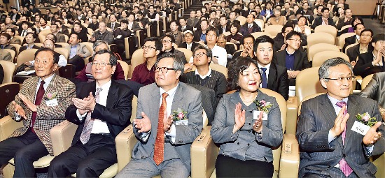 한국과학기술정보연구원(KISTI)은 지난 11일 서울 삼성동 코엑스에서 미래 유망기술 세미나를 열고 ‘10대 미래 유망기술’을 선정, 발표했다. 이날 행사에는 박재문 미래창조과학부 실장(앞줄 오른쪽부터)과 한선화 KISTI 원장, 이상천 국가과학기술연구회 이사장, 이민화 창조경제연구회 이사장, 박홍식 KISTI 초대원장 등이 참석했다.  정동헌 기자 dhchung@hankyung.com
  