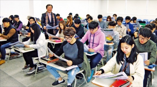 김청열 동명대 교양학부 교수가 지난 12일 부산 용당동 동명대 국제교육관에서 학생들에게 한국경제신문을 부교재로 사용해 ‘생활과 경제’ 과목을 가르치고 있다. 부산=김태현 기자