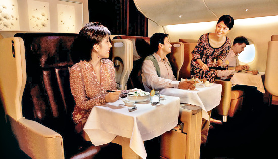싱가포르항공의 퍼스트클래스 승객들이 기내식으로 제공된 세계적인 진미를 즐기고있다. 싱가포르항공 제공 