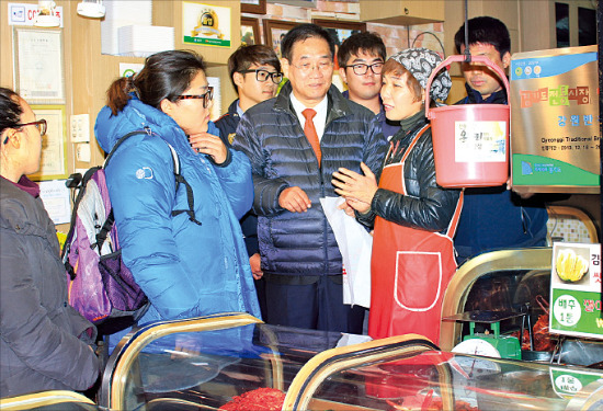 신세계가 주관하는 ‘청년상인 아카데미’ 현장교육에 참여한 청년상인들이 성남중앙시장의 핵 점포인 ‘강원반찬’ 매장에서 점주의 설명을 듣고 있다.    강창동 기자 