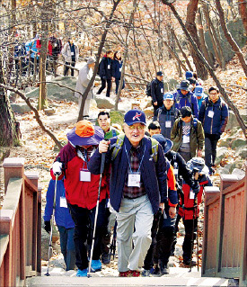 지난 15일 섬산련 관계자들과 관악산에 오르고 있는 성기학 회장. 섬산련 제공