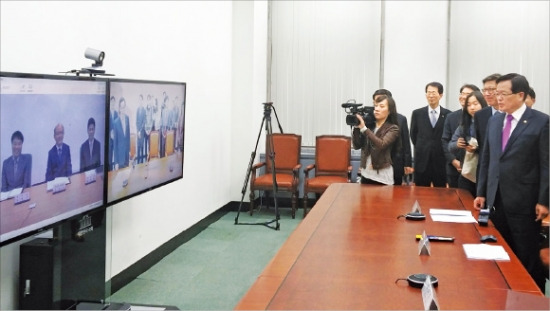 국회에서 16일 열린 국회와 정부세종청사 기획재정부 간 영상회의 시연에서 정의화 국회의장(맨 오른쪽)이 회의를 지켜보고 있다. ETRI 제공