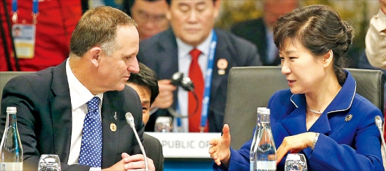 박근혜 대통령이 15일 호주 브리즈번 컨벤션센터에서 열린 주요 20개국(G20) 정상회의에서 존 키 뉴질랜드 총리와 대화하고 있다. 브리즈번=강은구 기자 egkang@hankyung.com