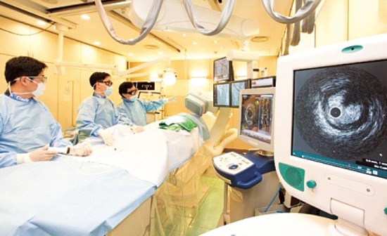 중앙대병원 심장혈관·부정맥센터 의료진이 급성심근경색 환자에게 경피적 관상동맥 중재술(PCI)을 시행하고 있다. 중앙대병원 제공
 