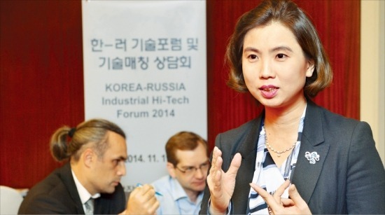 이선영 유라스텍 대표가 지난 11일 서울 논현동 베스트웨스턴강남호텔에서 열린 ‘한·러 기술포럼 및 기술매칭 상담회’에서 사업 내용을 설명하고 있다. 김병언 기자 misaeon@hankyung.com