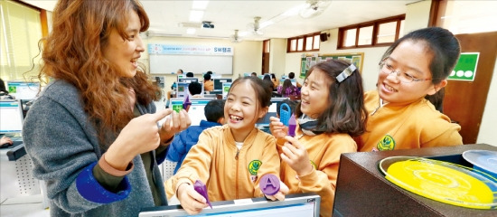 포항제철동초등학교 학생들이 이성희 교사로부터 3D프린터 수업을 받고 있다.