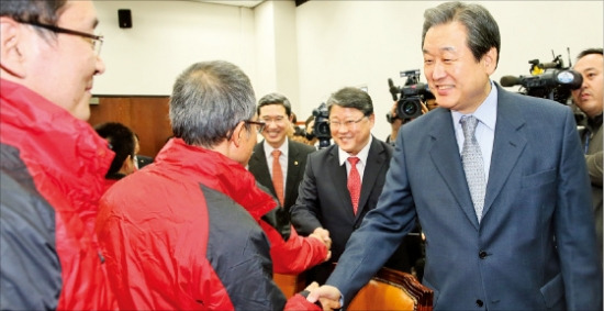 김무성 새누리당 대표(오른쪽)가 18일 국회에서 대한민국 공무원노동조합 총연맹 지도부와 만나 악수하고 있다. 연합뉴스