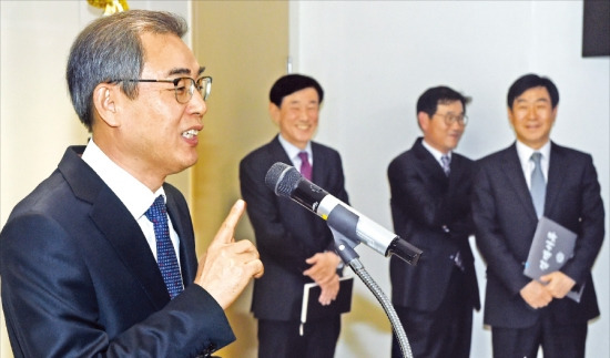 정재찬 공정거래위원회 위원장 후보자가 18일 서울 남대문로에 있는 한국공정거래조정원에서 기자 간담회를 하고 기자들의 질문에 답하고 있다. 허문찬 기자 sweat@hankyung.com