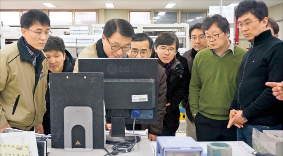 김덕용 KMW 회장(왼쪽 세 번째)이 연구소 직원들과  함께 이동통신 소형 기지국 기술에 대해 논의하고 있다. KMW 제공