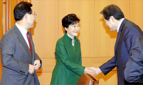 박근혜 대통령이 20일 청와대에서 김무성 새누리당 대표(오른쪽)와 악수하고 있다. 왼쪽은 주호영 새누리당 정책위원회 의장. 강은구 기자 egkang@hankyung.com