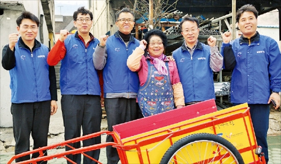 2014 삼성사회공헌상 시상식에서 자원봉사팀상을 수상한 삼성테크윈 기술봉사팀원들이 폐지를 모으는 노인들을 위한 사랑의 리어카를 제작해 경남 진해의 노인에게 전달하고 있다. 삼성 제공