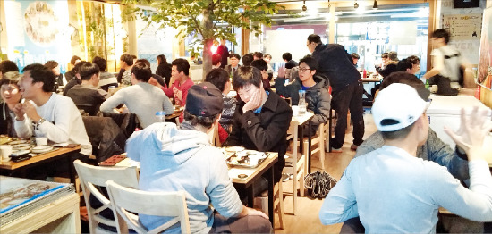 서울 하월곡동의 실내포차 ‘오징어와 친구들’ 매장은 가벼운 술자리를 즐기려는 사람들로 만원이다.   강창동 기자
 